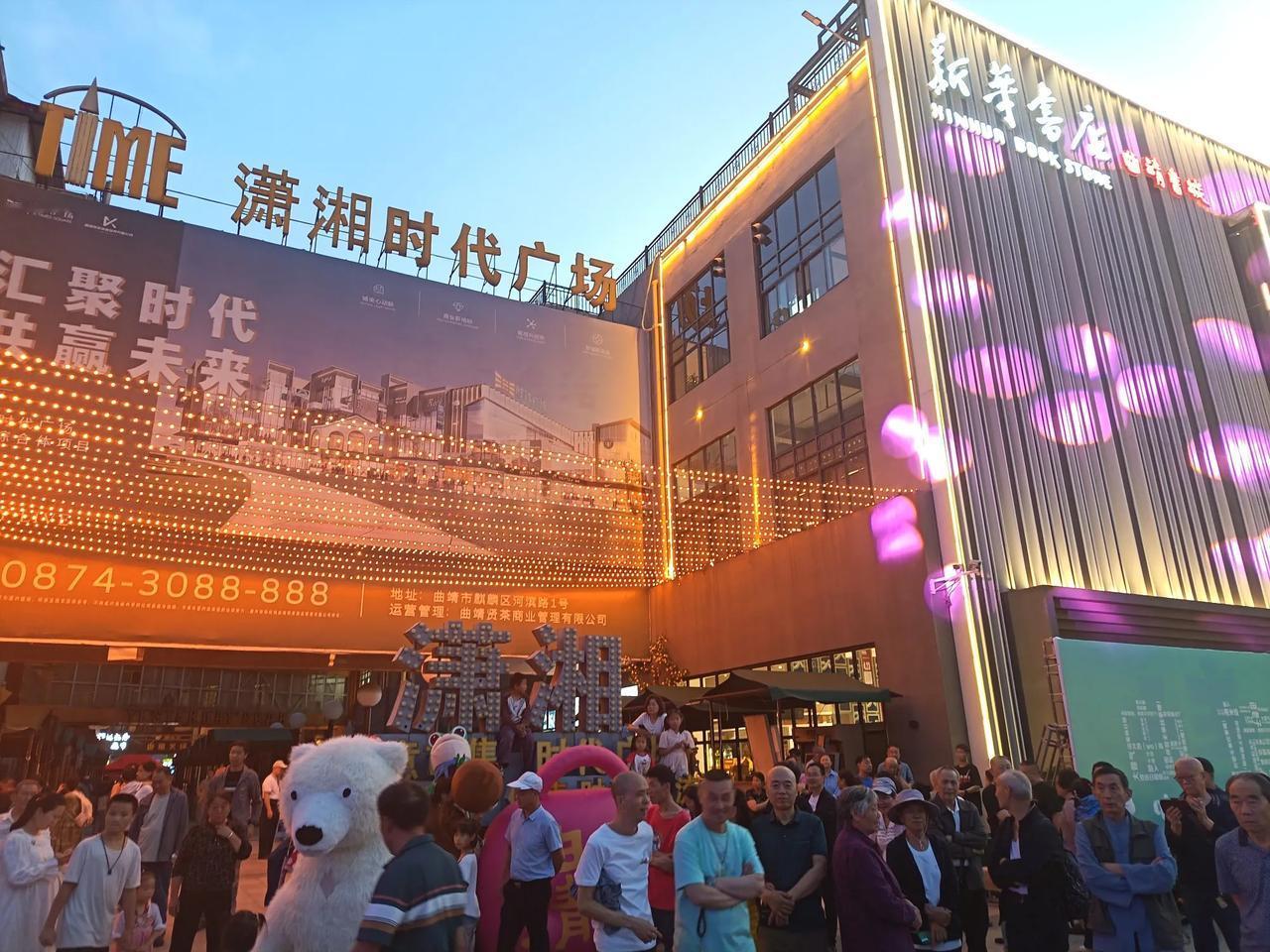因为曲靖旅游资源丰富，每年都有几十万人到曲靖避暑。所以，潇湘夜市前天晚上正式开市