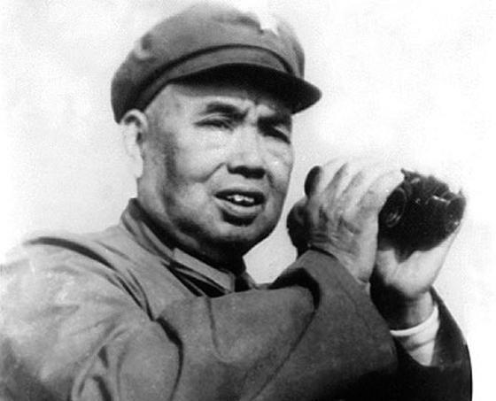 许世友回家探亲时，决心要处死犯错的亲叔叔，母亲痛苦下跪，最终才使他悬崖勒马！
1