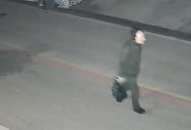 深更半夜，一张看着就瘆人的人脸面具，在路灯都照不亮的黑夜里慢慢抬了起来。这场景不