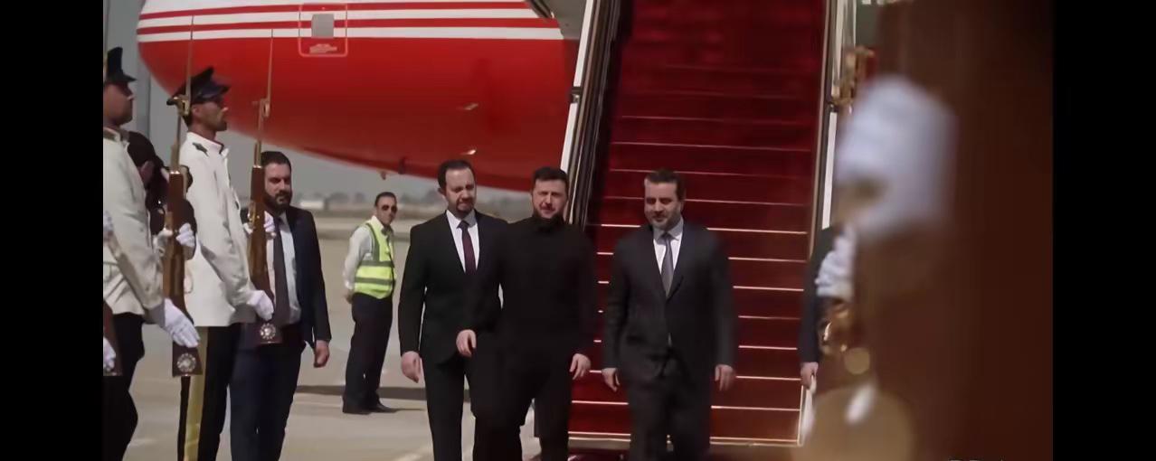 真让人不敢相信，跟俄罗斯铁了几十年的叙利亚，居然给乌克兰总统泽连斯基铺红毯最高礼