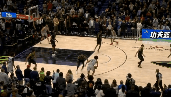 非卖品！哈珀关键上篮率队取胜！
在今天NBA常规赛马刺对阵鹈鹕的第四节比赛最后时