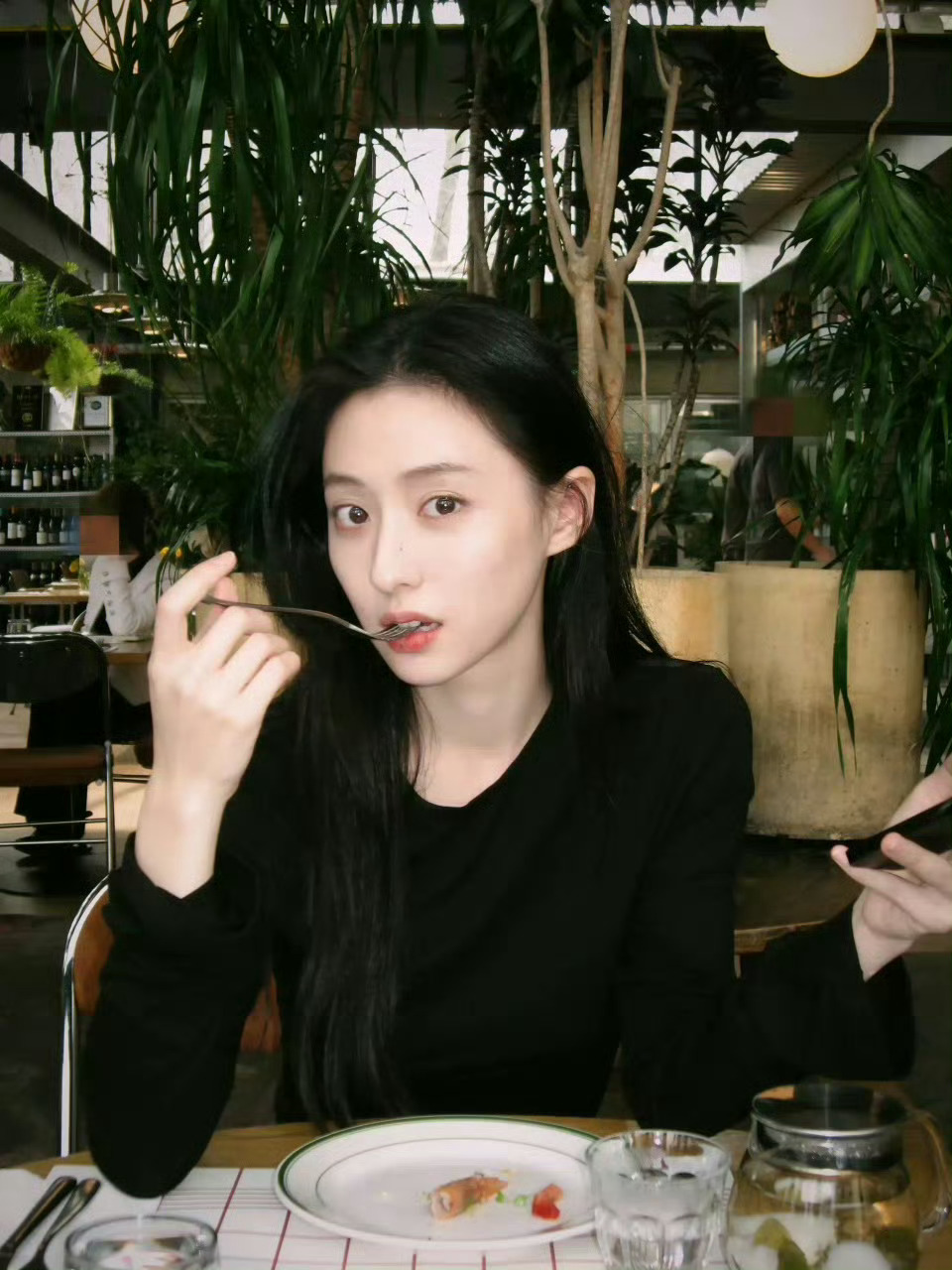 终于知道为什么那么多人觉得胡连馨可惜了，长的美，有记忆点，演技可以，在人世间里居