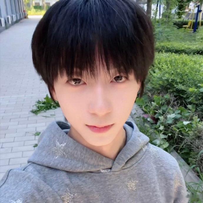杨博文泡泡更新放学视频杨博文愿意分享自身校园日常真的很暖心，放学路上自在松弛的模