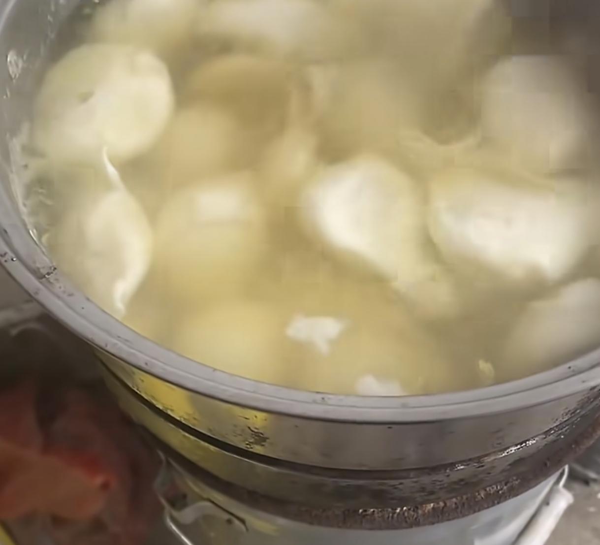 75年女子称坐月子，
都没吃过鸡蛋，
现在没人管了煮了一大锅，哽咽着说“我想吃哪