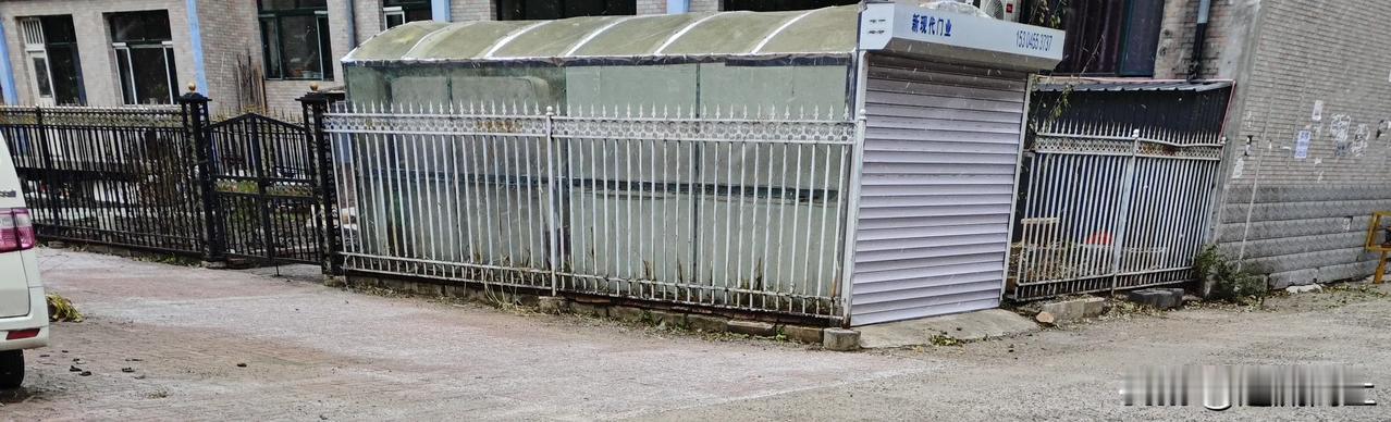 一楼弊端不少，但也不是一无是处！
看到这家一楼了吧，小院搭建一个车库，一次性省了