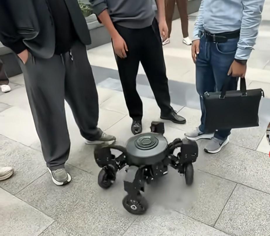 世界第一款，吸取俄乌战争经验的创新武器，被咱们的科技人员发明了！即可移动反坦克地