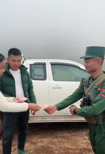 感觉佤邦发工资不太专业！

因为是一个女人，在给佤邦士兵发工资，不知道发的是40