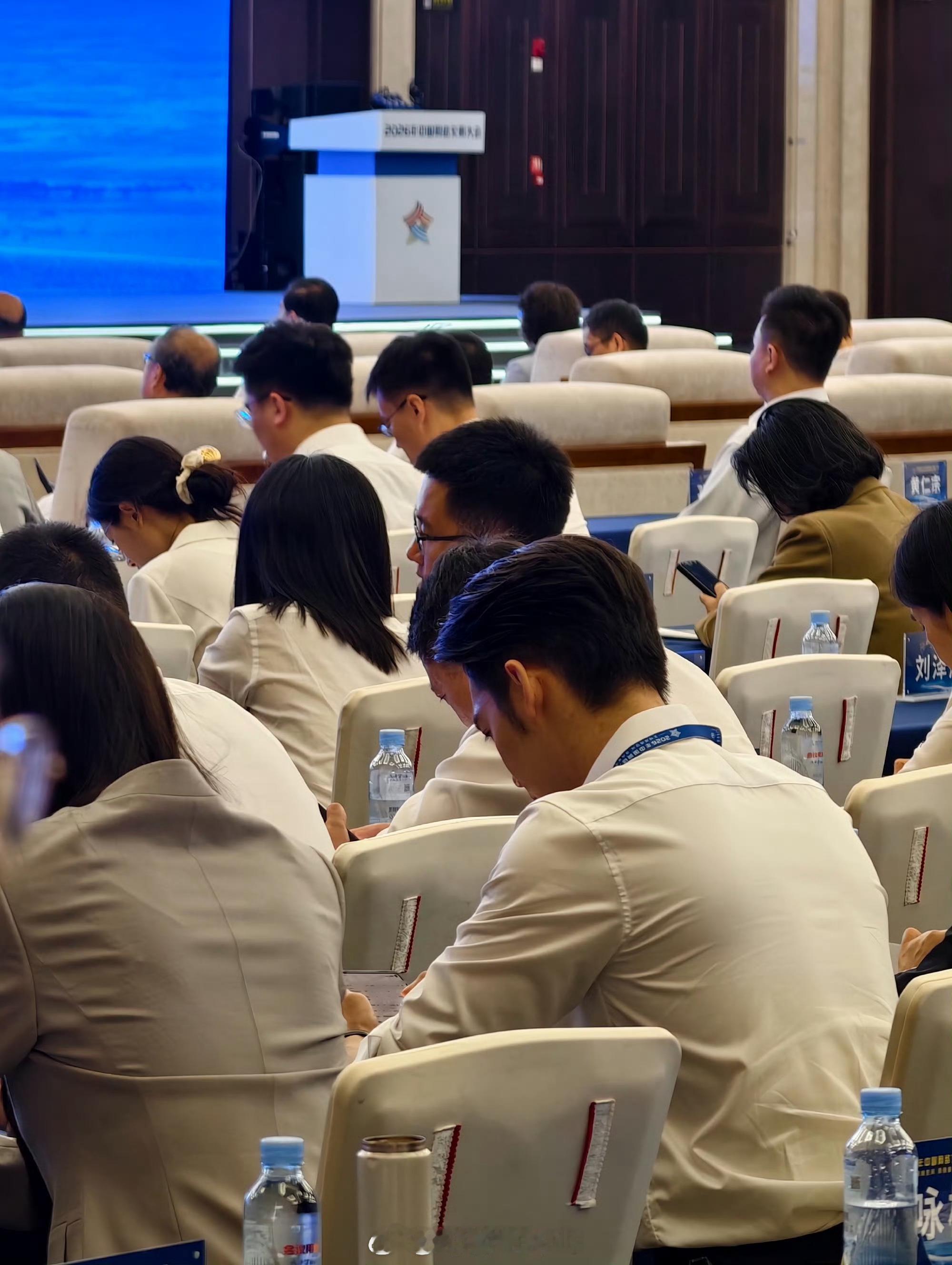 于适参加中国网络文明大会路透，背头大帅哥