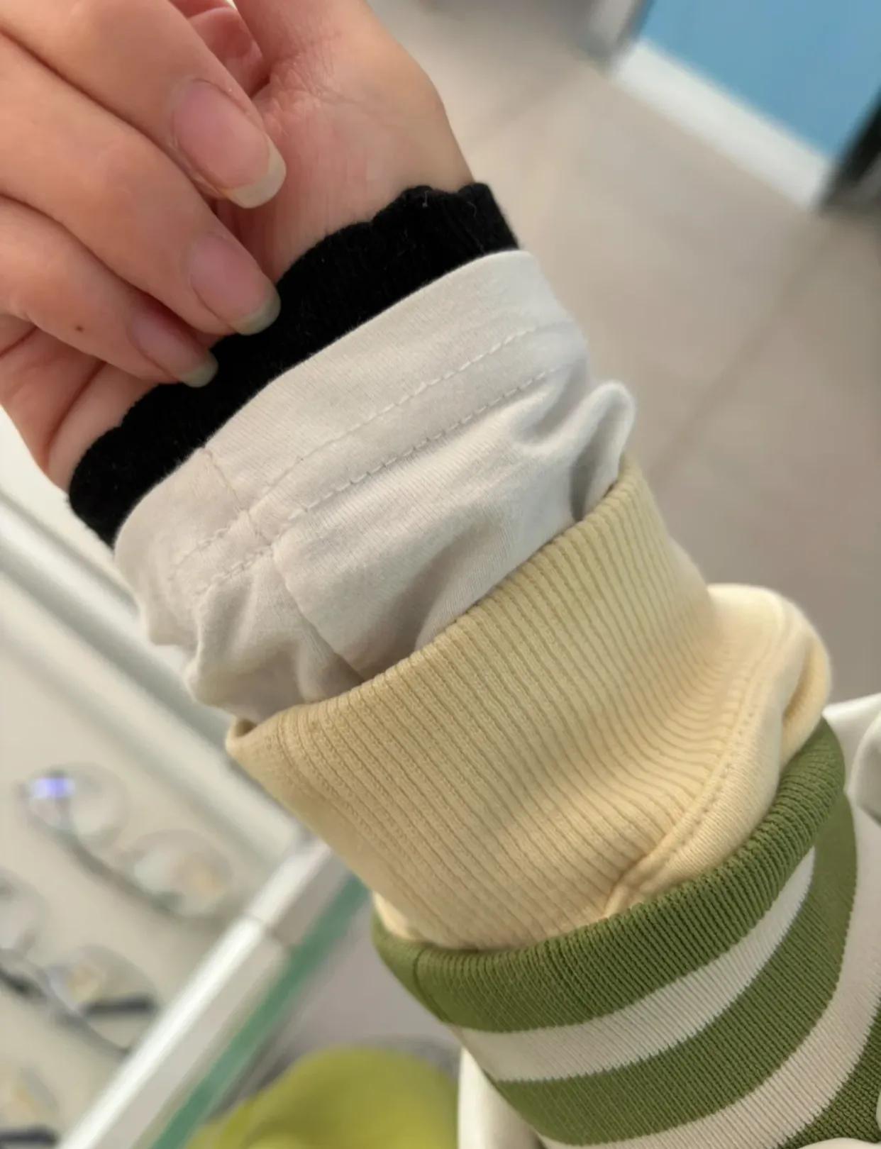 实在是觉得目前穿羽绒服有点丢脸。担心他人的目光中带有戏谑，于是我不自觉地加上了层