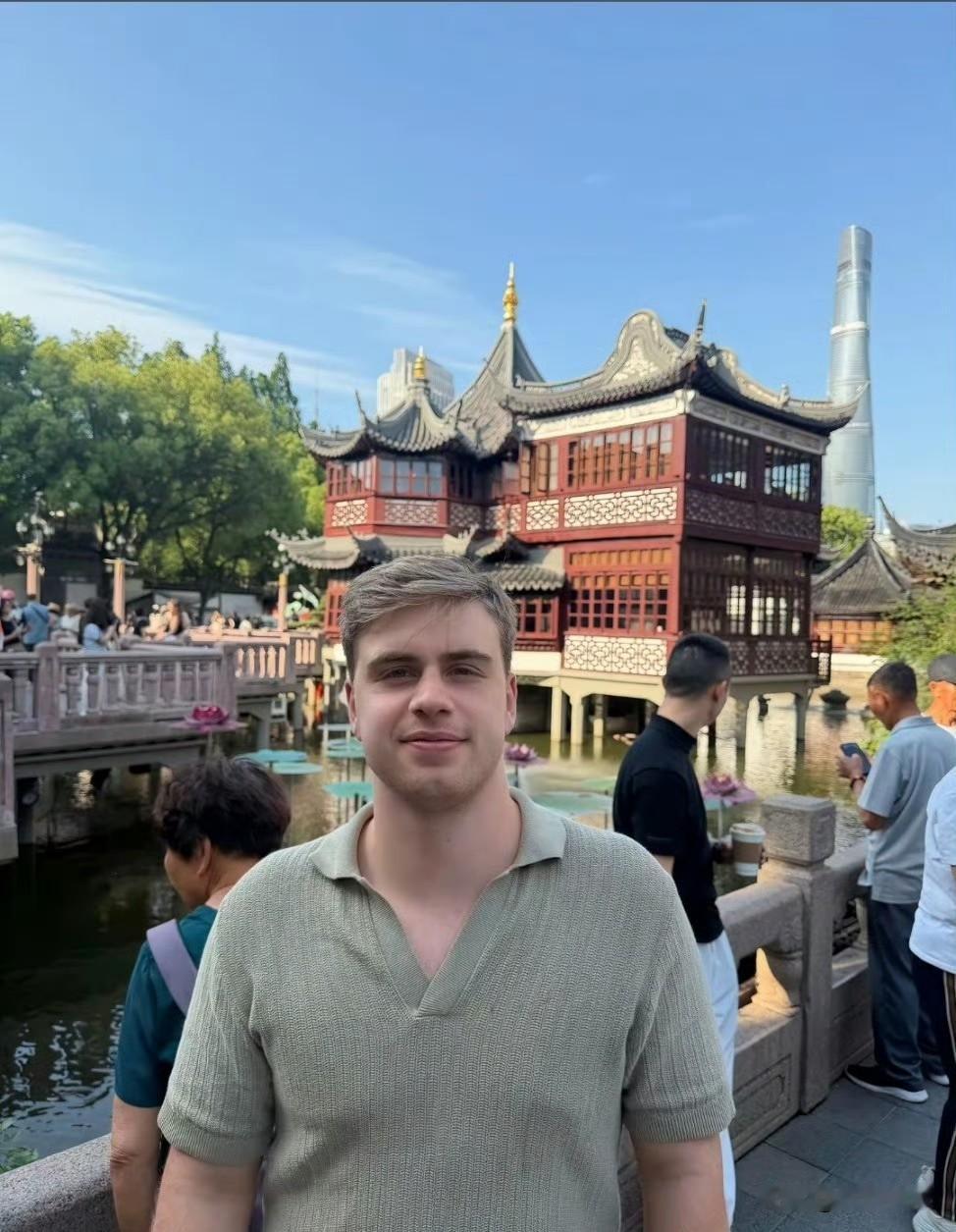 来上海忙商业活动的小莫，妥妥把行程安排成了逛吃之旅😆 打卡各大城市地标，还频频