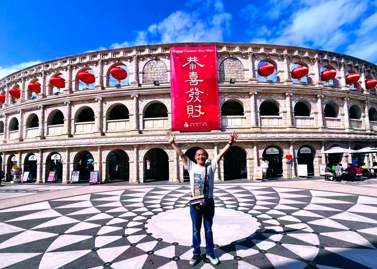 🐎祝福语：
恭祝新春至，
财随福运来。
红梅绽喜气，
金玉满堂开。
岁岁皆安泰