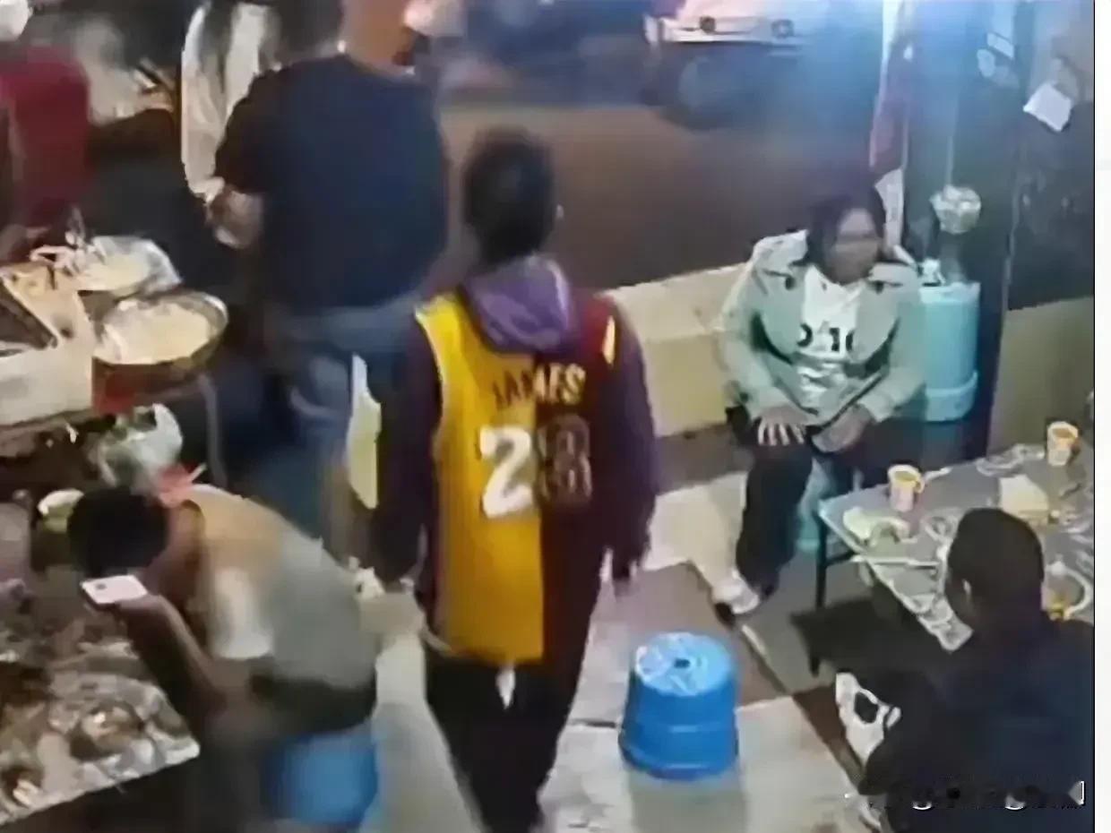 昆明烧烤店内，小伙勇斗醉酒骚扰男。
 
在云南昆明的一家烧烤店里，发生了一件让人