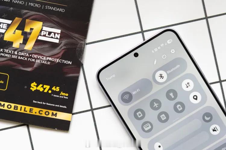 特朗普手机真做出来了实机型号为T1 这不得不让我想起了老罗的锤子配置为：6.25