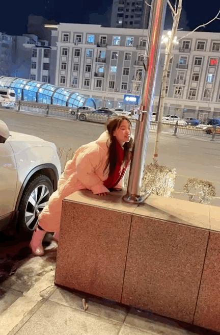 美女，你就是不信冬天的冷