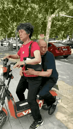 老头斗不过大妈的，老妈一个举动直接把老头吓懵了。