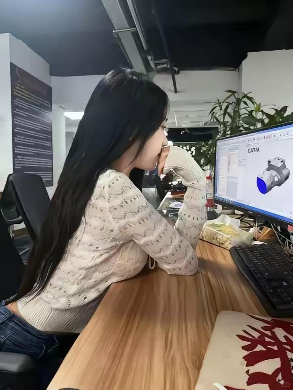 新来的同事怎么样？离过三次婚的我都心动了，又有点不敢上去搭个讪，这可如何是好啊[