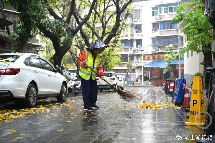 #重庆59岁环卫工坚守岗位13年#【如果努力有痕迹｜磨“秃”的扫把里，藏着每一条