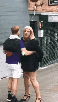 这个女子真猛，并且也是火眼金睛，一手就拽下了这个假女人脑袋上的假发，这个假女人一