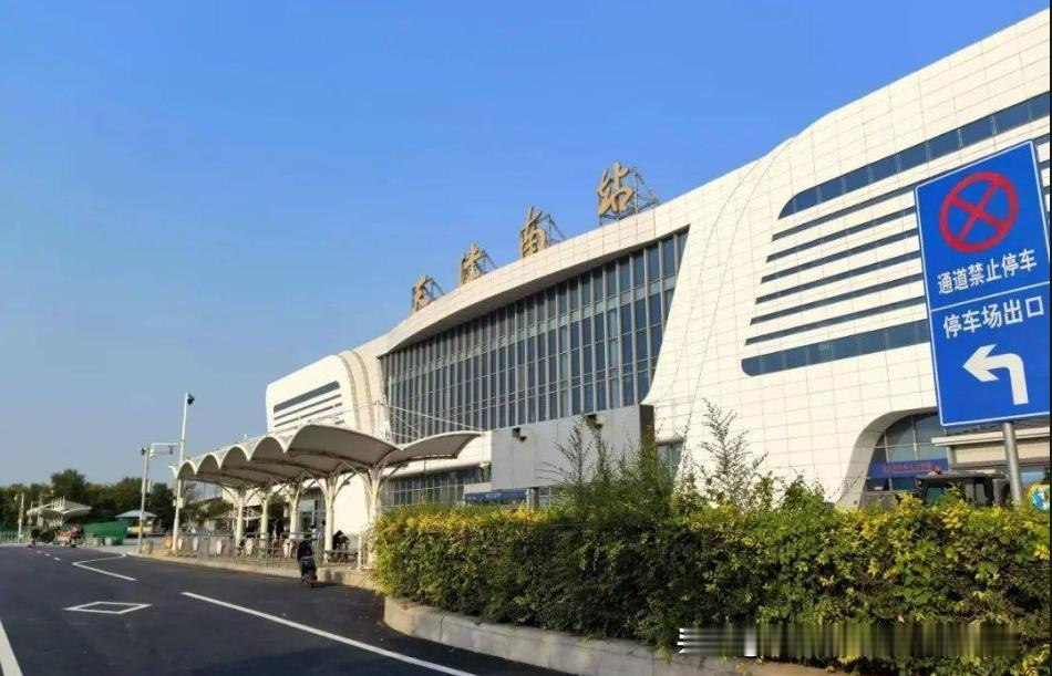 天津两大高铁站，冰火两重天。
西站斥巨资建成 13 台 26 线的超级枢纽，建筑