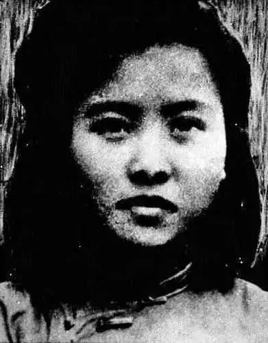 [微风]1949年，女教师朱世君被军统特务抓捕，在押送往渣滓洞的途中，押送人员李