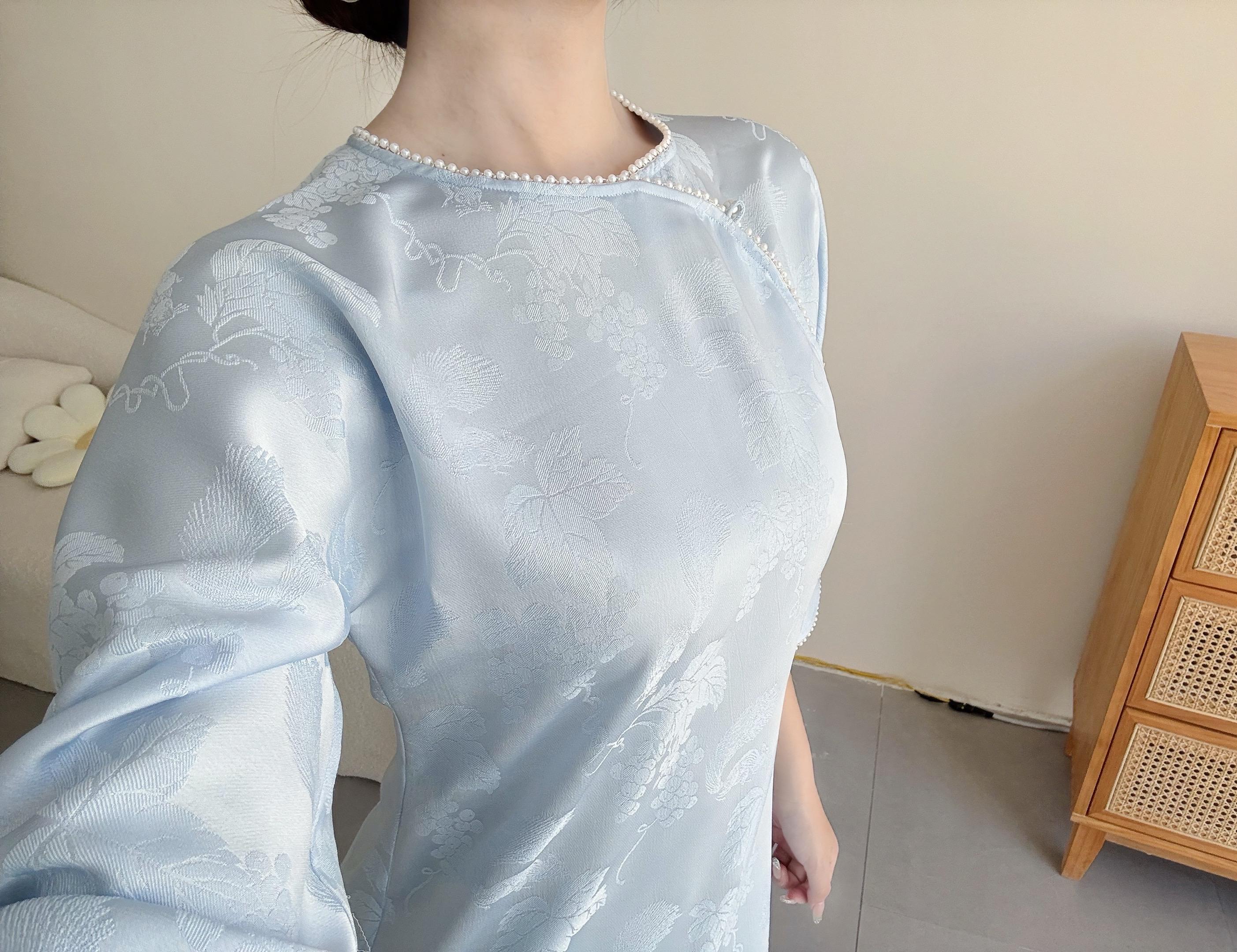 无领倒大袖，明天两个颜色一起上哦。