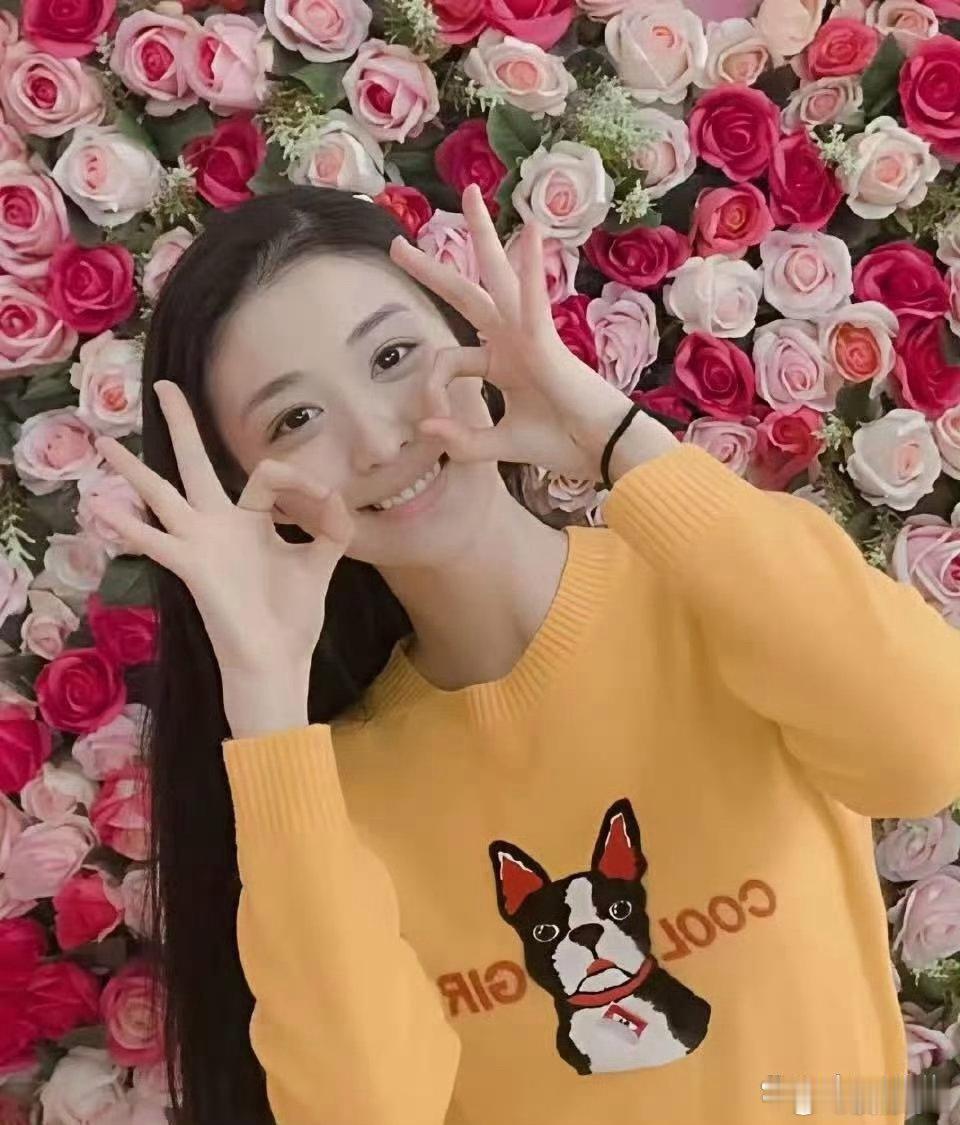 学生时代的王楚然，这颜值妥妥的校花啊 