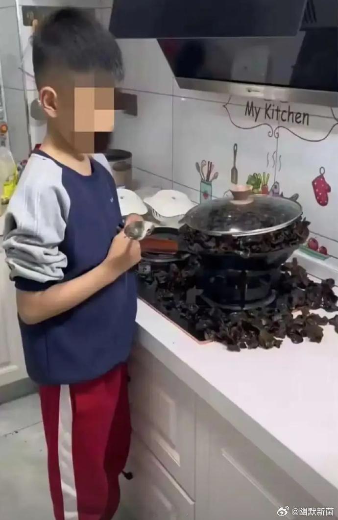 熊孩子煮茶叶蛋放错了，该责罚吗？  