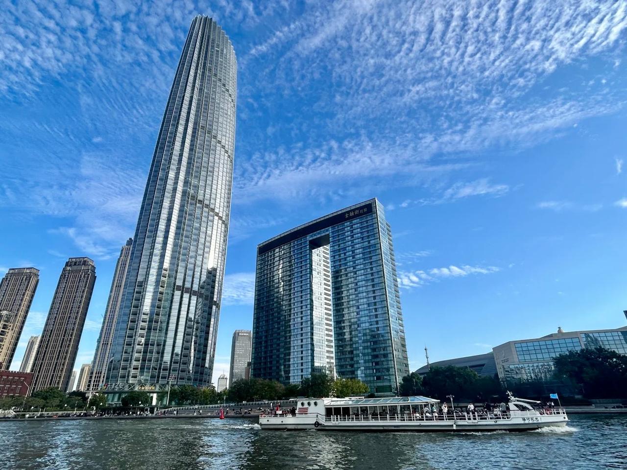 天津大概是国内少有不设高栏杆的河边城市，顶多几根矮柱拉着铁链几乎感觉不到障碍，说