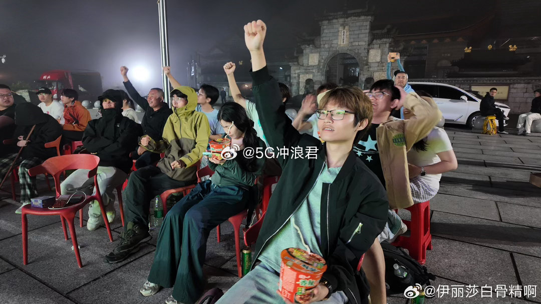 衡山泰山爬山看球两不误五岳之巅看世界杯这个组合估计也就今年有了，衡山泰山的游客们