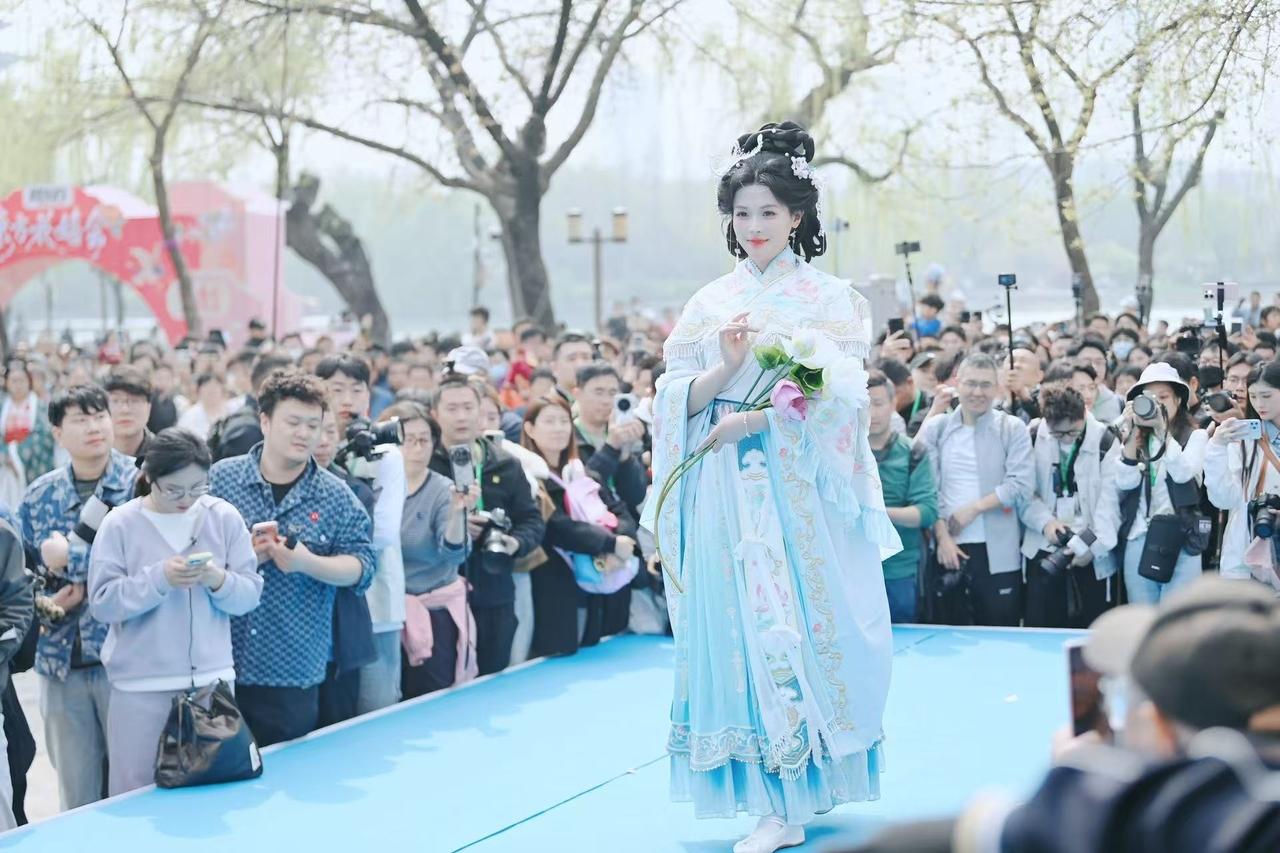 3月28日上午，2026“一年四季·泉在济南”主题活动推介暨春游花朝·2026济