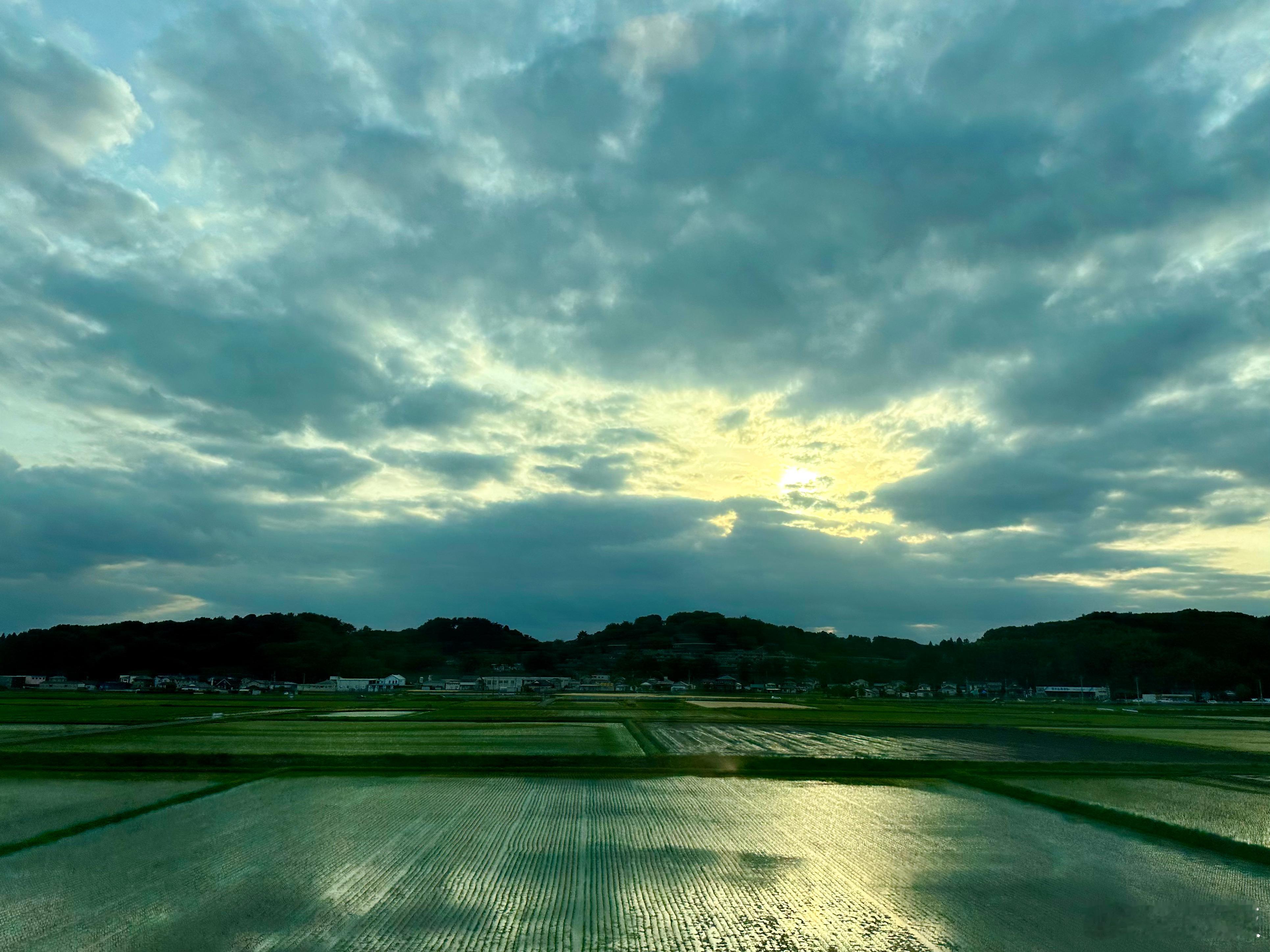 今日奔波，从名古屋北上岩手县花卷小城。列车开过一片田野的时候，正是夕阳西斜时分，