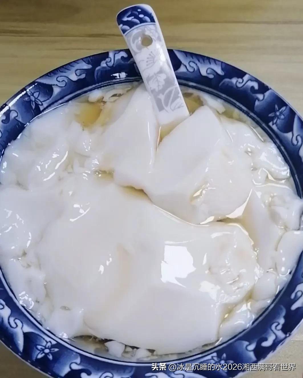 新鲜出炉的手工制作的豆腐脑加点红糖、白糖，味道真的太好吃了！