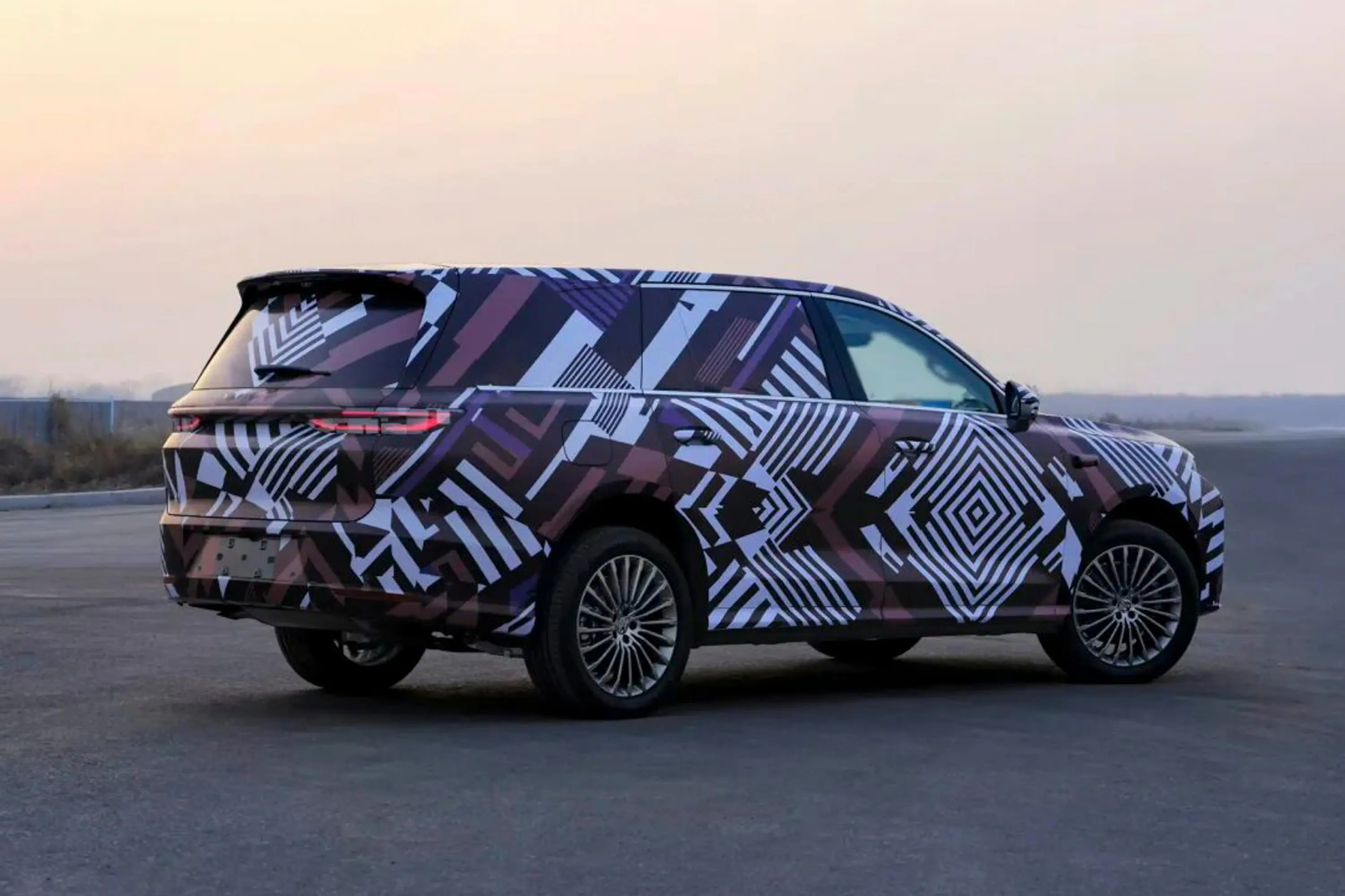 魏牌V9X这台新旗舰是真的在做差异化✨，不是单纯堆豪华感，这点很戳人😌。双VL