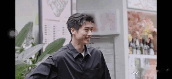 谁懂香水约会这一幕每次看都被🌱可爱到  看到笑得花枝乱颤的🥔迎面走来 🌱：