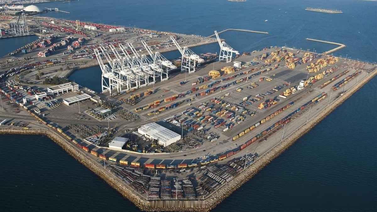 美军舰队在海峡外晃悠，伊朗港口照常发货，谁真卡住了谁的脖子

4月13号那天，美