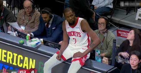 怒火冲天！
杜兰特怒摔水瓶瞪队友，
火气直冲天际！


杜兰特真是气坏了，
明明