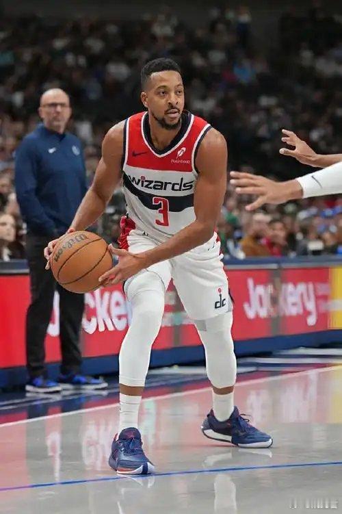 从美好的愿景中醒来，斯科特的那条新闻“快船队密切关注特雷杨”，实际可能应该改为“