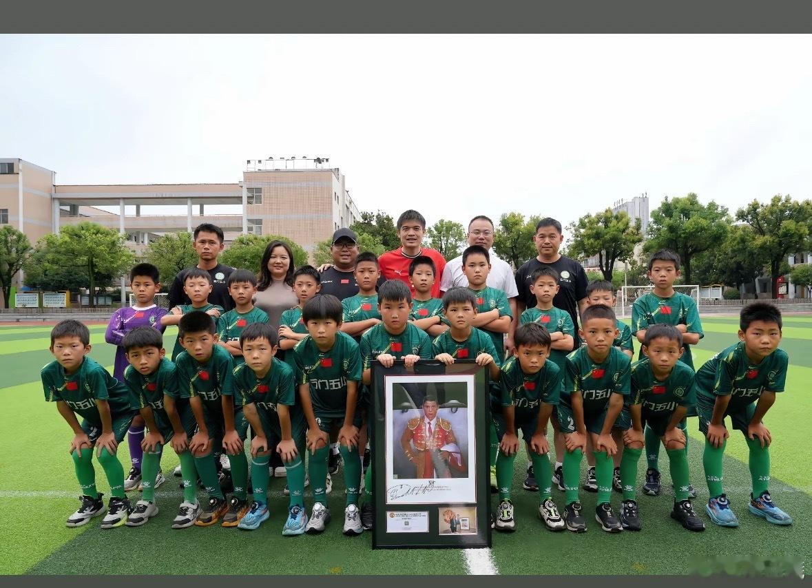 有常德球迷与其朋友出资捐赠10万元给予石门五小谢波教练用于球队建设，不需要任何商