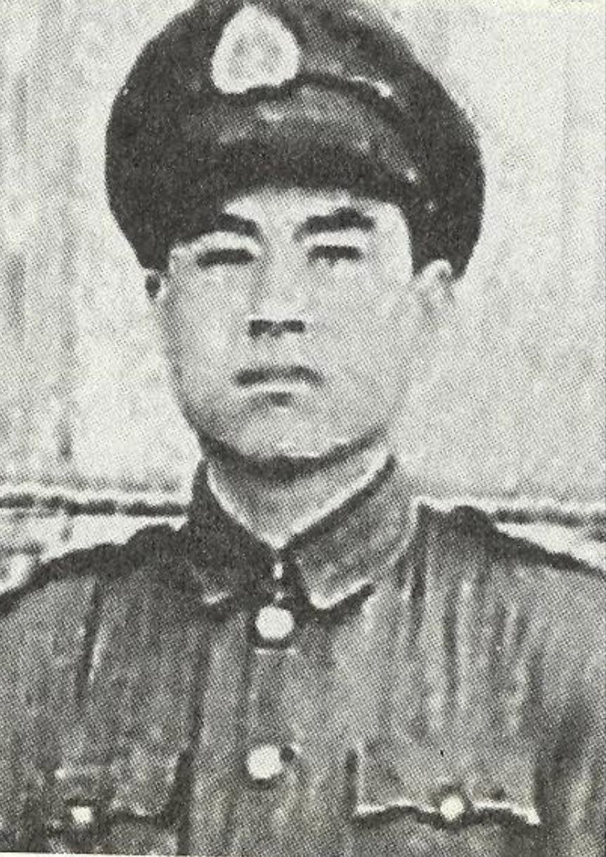 1946年深夜，叶剑英公馆房顶突现黑影。“砰！”神枪手班长果断开枪，可那黑影，竟