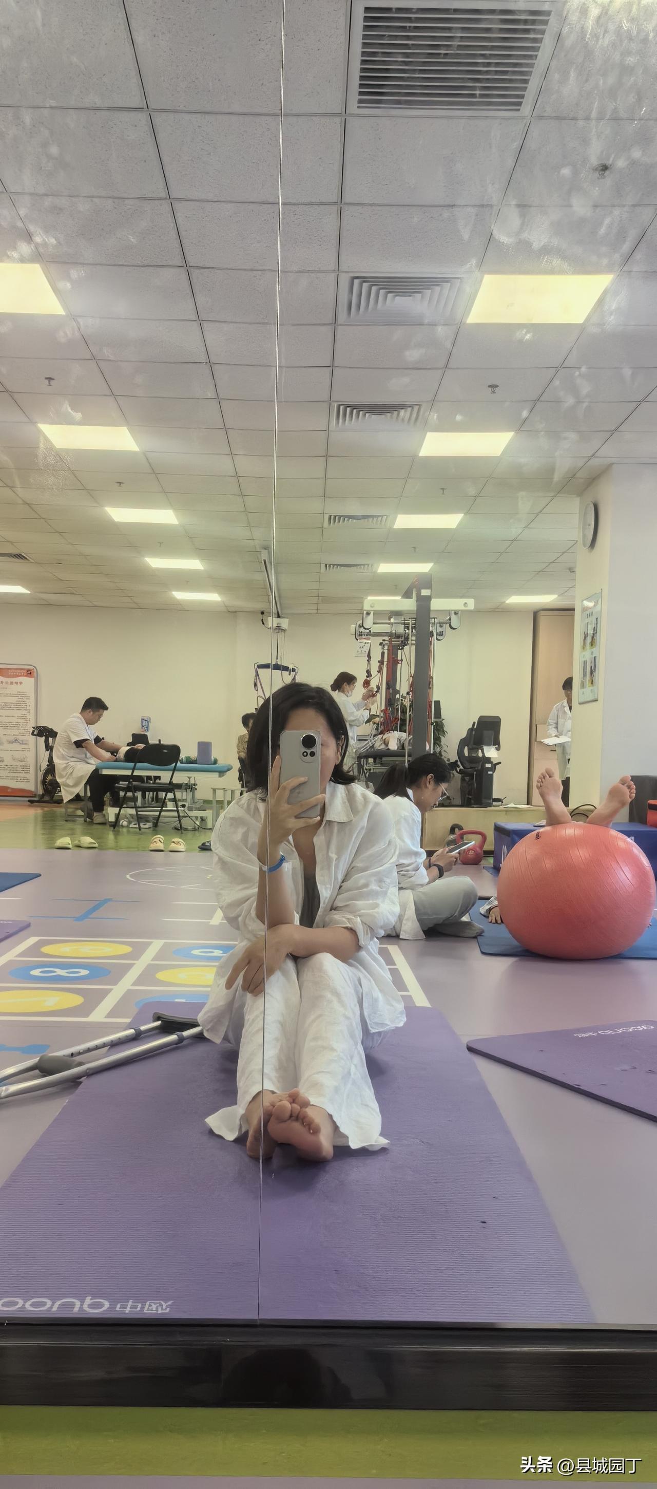 又累又疼的一对一训练马上开始，想象着，此刻，我正坐在沙滩上。

浪花轻缓、海鸥闲