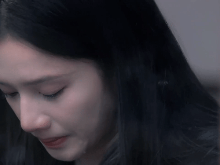张婧仪野狗骨头落泪镜头张婧仪这滴泪💡镜头怼脸特写完全扛住，泛红眼尾、晶莹泪珠，