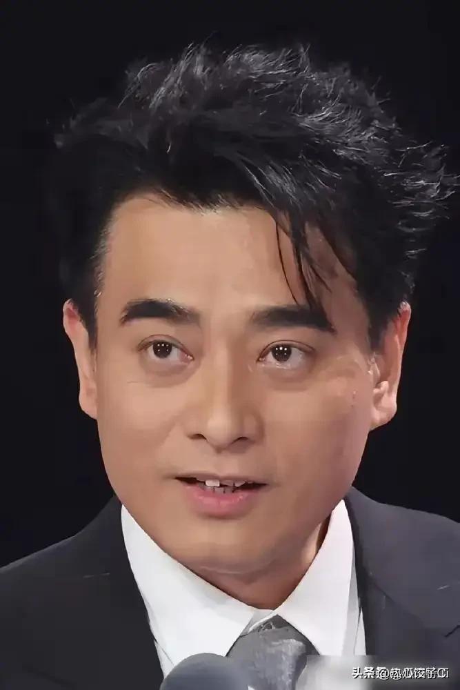 陈龙说，大家好！今天早上看到我的好朋友郑国霖，在回应网友是不是缺钱了？在景区打工