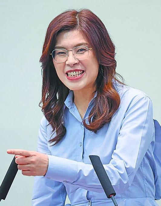 大陆民众对郑丽文的关注和讨论，主要集中在她的政治立场与个人经历上。
      