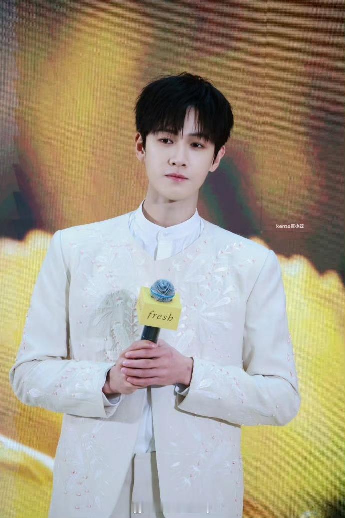 李昀锐品牌线下活动路透，穿着新中式的白马王子 