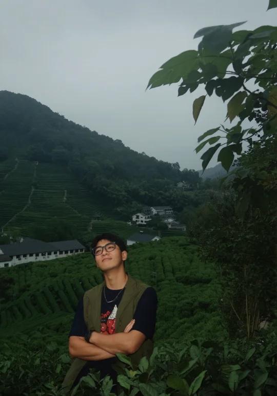 《一周一山
《一周一山之
九溪十八涧
溪声潺潺，绿荫深处踏石而过，
你当像水，流
