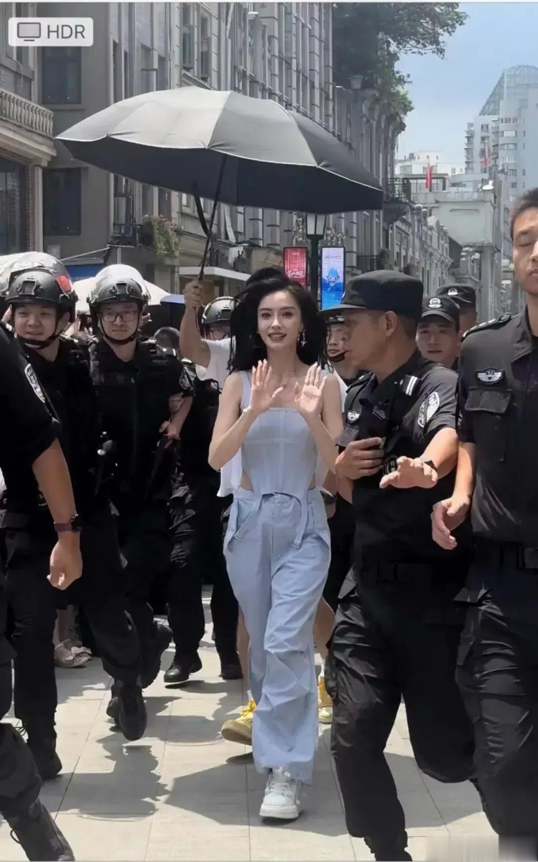 这么多保安围着，是怕明星演技太差被扔鸡蛋吗？ ​​​