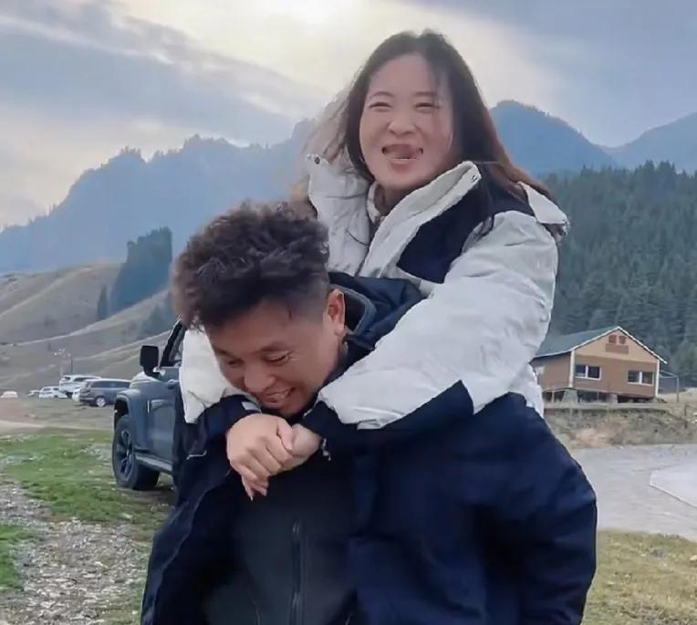 现在自媒体的人都这样了，为了点流量，今天分明天合，小娜和卷毛就是这样的，之前分手
