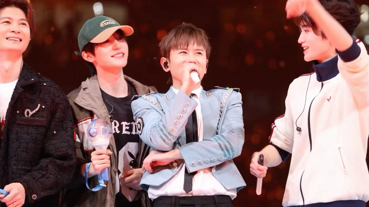 还当上嘉宾了👏张翅上了张杰的小火车张杰演唱会偶遇张翅当嘉宾