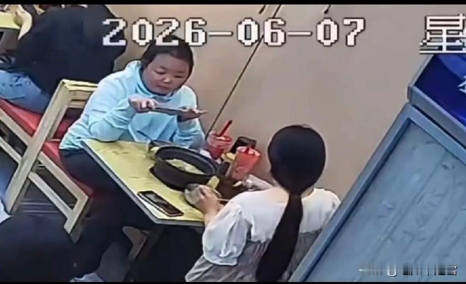 相由心生！内地一米线店老板，发现被人差评称米线给得量太少，调取监控一看，两女子在