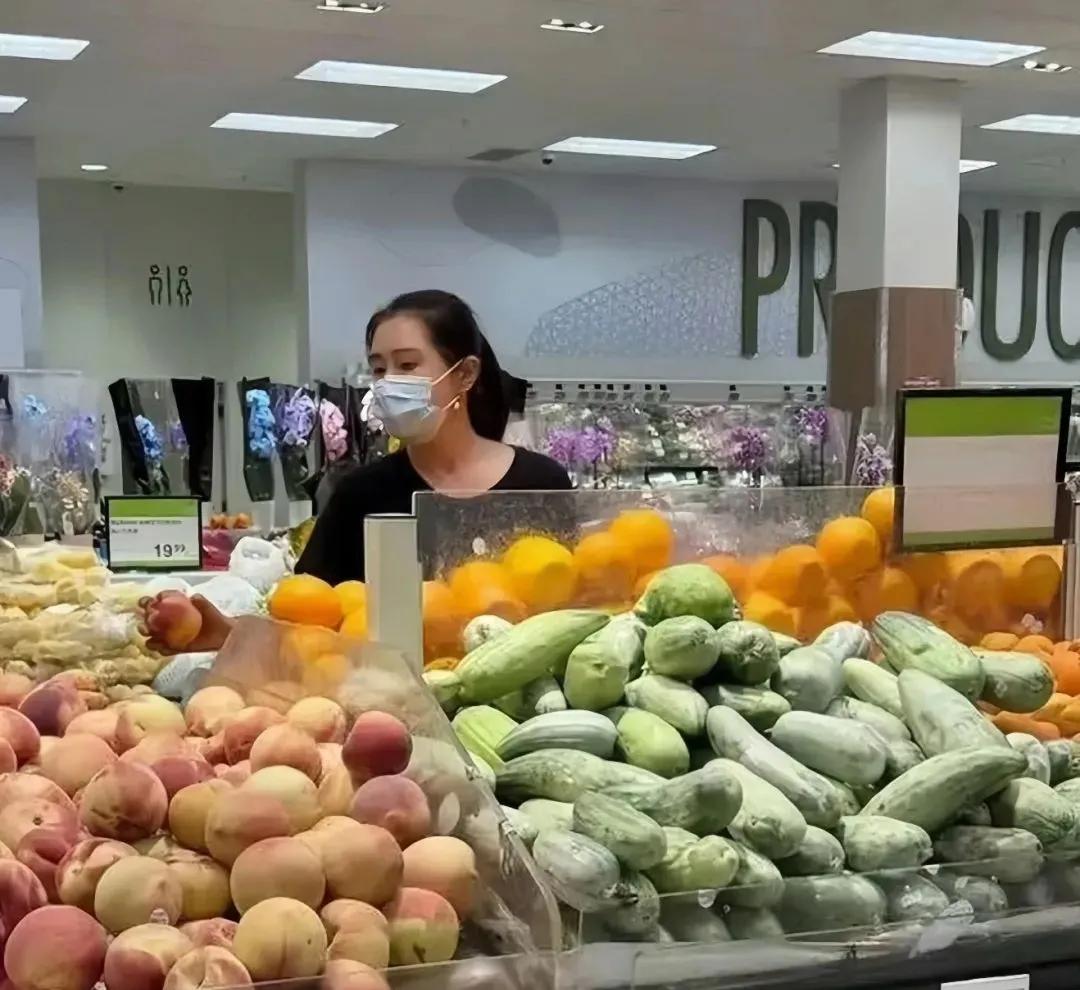 近日，有网友曝光了一组近60岁的王祖贤在国外平价超市独自买菜的生图。

图中的她